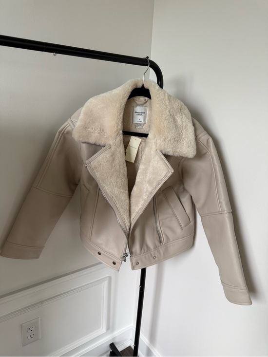 Abercrombie & Fitch Jackets & Blazers - Abercrombie Never Worn Sherpa Coat